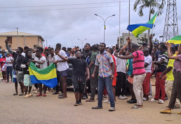 Militares dan golpe de Estado en Gabón y ponen al presidente en arresto domiciliario
