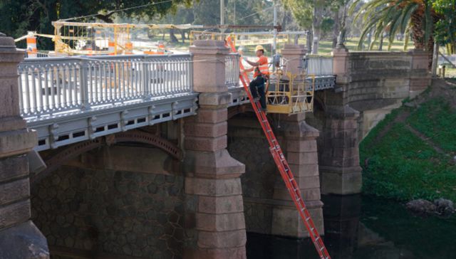 Ahí está viendo pasar el tiempo