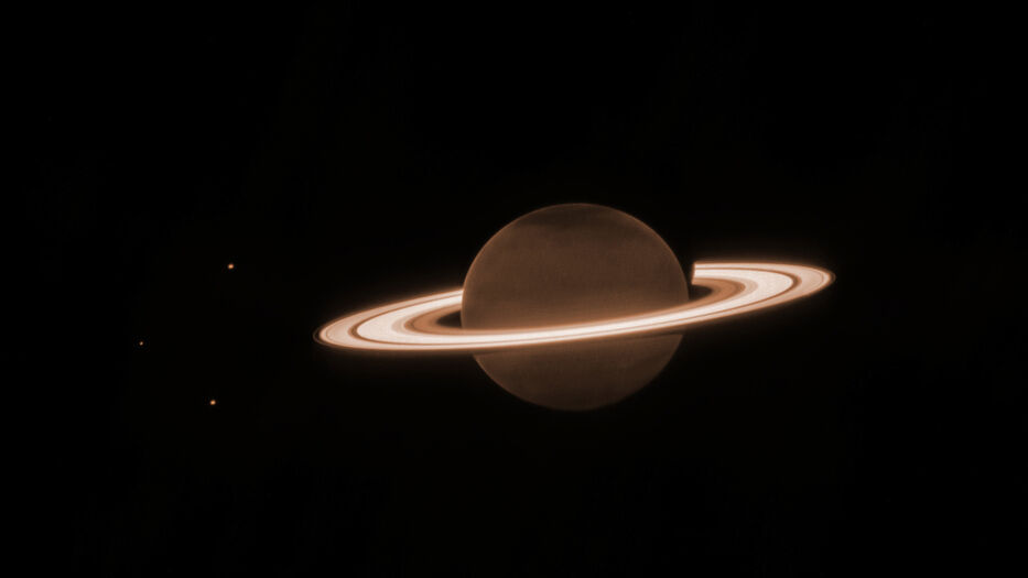 Un microorganismo terrestre logró crecer en un simulador del océano de la luna de Saturno
