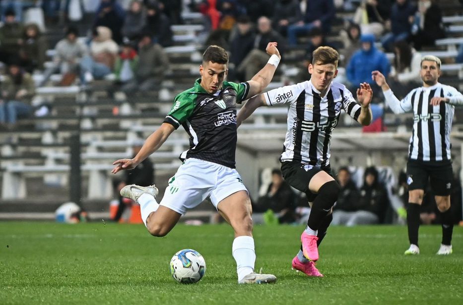 Leyendas del futbol uruguayo e internacional - Gano Wanderers a Rentistas  por 1 a 0 en el parque viera por la 9na fecha del Torneo Clausura con gol  de Facundo Milán,hoy la