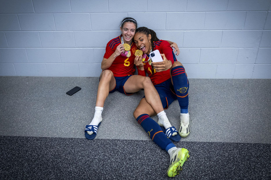 Aitana Bonmatí y Salma Paralluelo. Foto: Pablo García / RFEF