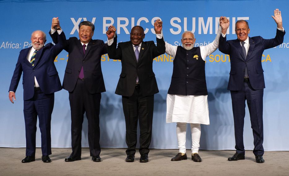 Da Silva, Xi Jinping y Ramaphosa, presidentes de Brasil, China y Sudáfrica junto al primer ministro de India, Narendra Modi, y el ministro de Relaciones Exteriores de Rusia, Serguei Lavrov. Foto: Alet Pretorius / EPA, EFE