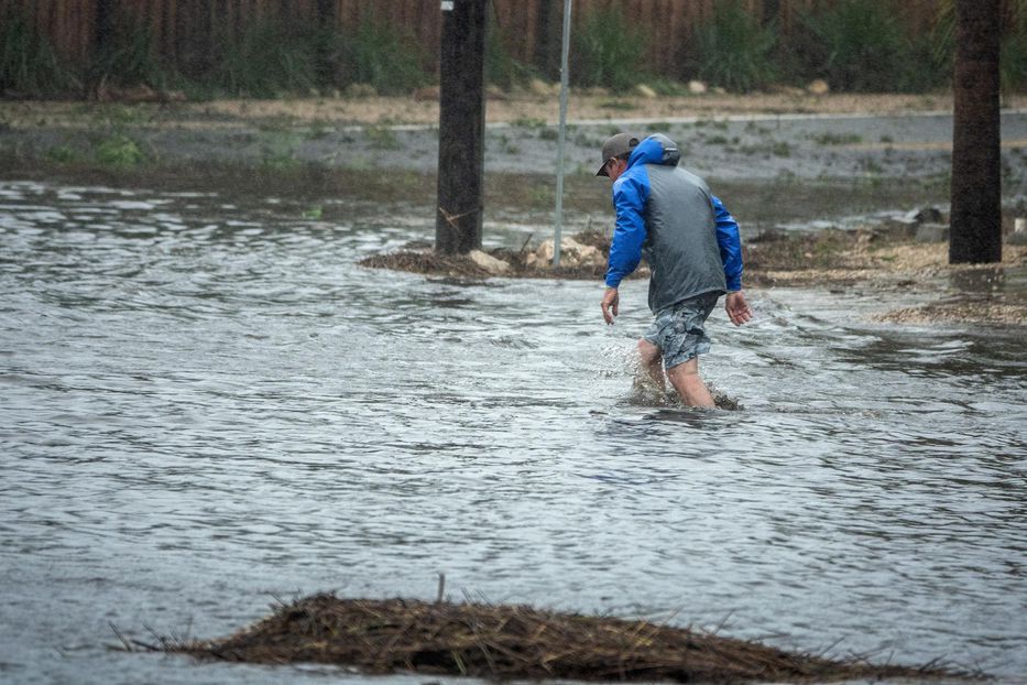 Un habitante de la ciudad de Jena, Florida camina por una zona inundada cerca de Keaton Beach tras el paso del huracán por la región - Foto: EFE/EPA/CRISTOBAL HERRERA-ULASHKEVICH