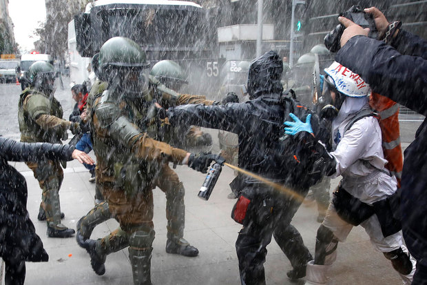 Encapuchados protagonizan disturbios en marcha por los 50 años del golpe militar en Chile