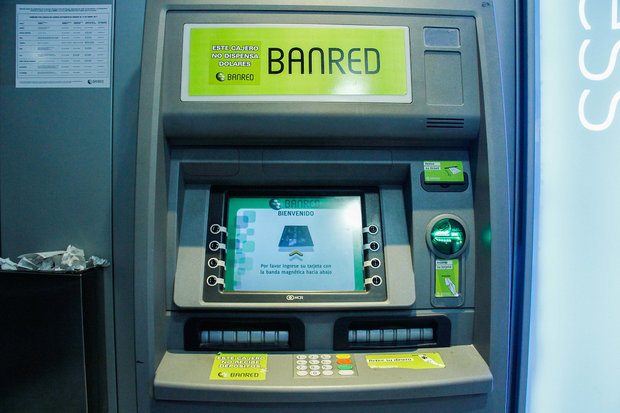 Cajeros y compras con tarjeta de débito de Banred estarán fuera de servicio este martes