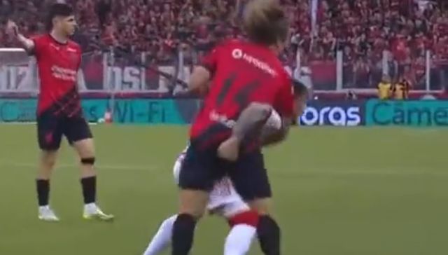 No le des la mano después