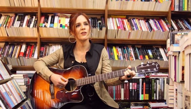 Músicos y anaqueles