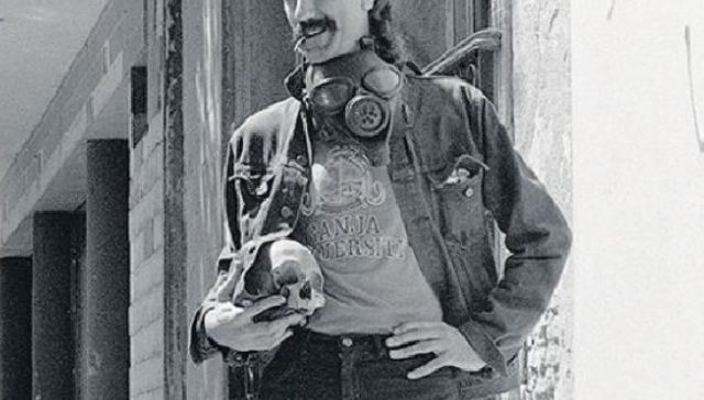 Flores en la tumba de un vasquito