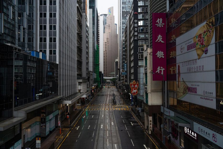 Los rascacielos en la calle Des Voeux en Hong Kong, vacía durante el tifón Saola este viernes. Foto: EFE/EPA/Bertha Wang