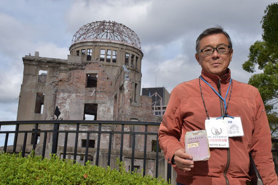 Kosei Mito junto con la Cúpula de la Bomba Atómica, de los pocos edificios que sobrevivieron al ataque. Foto: National Geographic.
