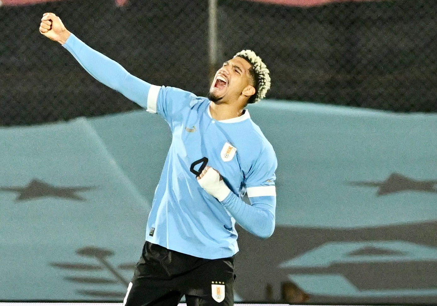 Ronald Araújo acabó el Clásico dolorido y deberá pasar varias pruebas antes  de ir con Uruguay