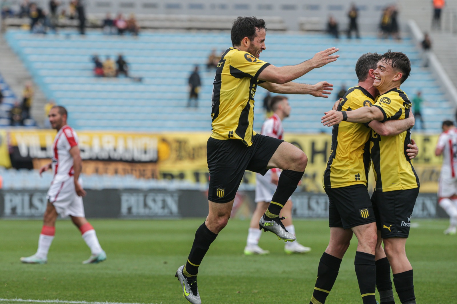 Peñarol venció 3-0 a River y continúa en lo más alto del torneo clausura y tabla  anual por el fútbol profesional uruguayo.