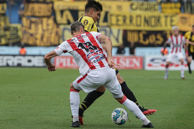 Peñarol venció 3-0 a River y continúa en lo más alto del torneo clausura y tabla  anual por el fútbol profesional uruguayo.