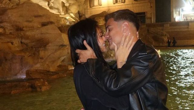 Aplauso, anillo y beso