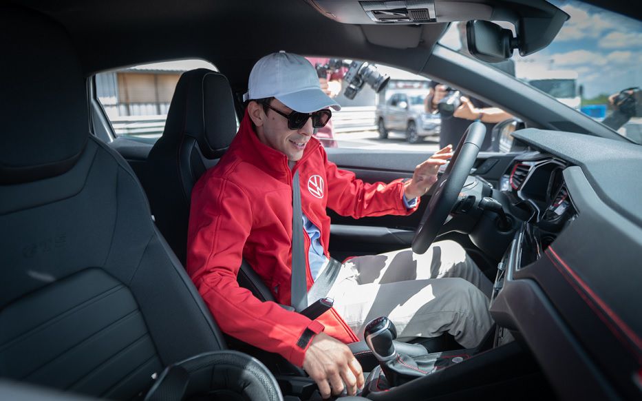 Santiago Urrutia probando los nuevos Polo GTS y Virtus Exclusive. Foto: Javier Noceti