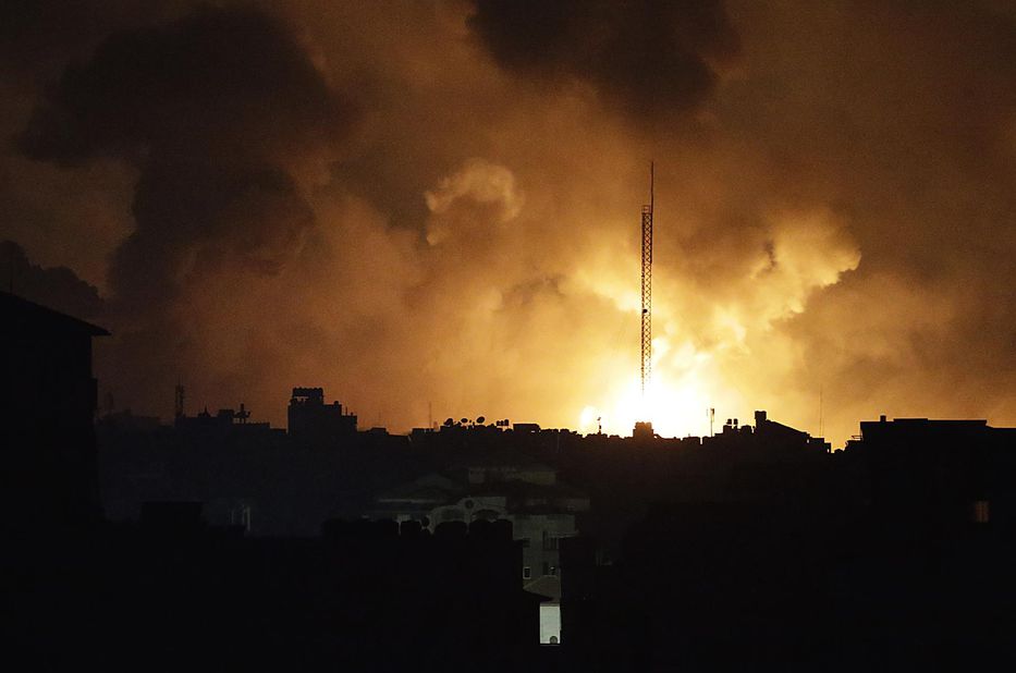 Bombardeo israelí al norte de Gaza, en la noche del viernes 27 - Foto: EFE/EPA/Mohammed Saber
