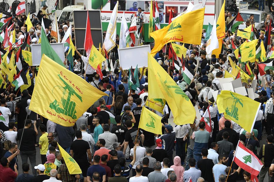 Partidarios ondean banderas de Hezbolá, de Palestina y del Líbano en Beirut - 27-10-23 - Foto: EFE/EPA/WAEL HAMZEH