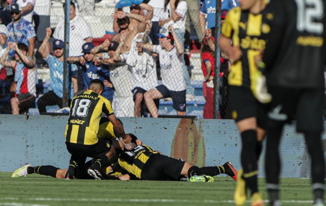 Peñarol gana y mantiene el liderato en la Tabla Anual del fútbol uruguayo