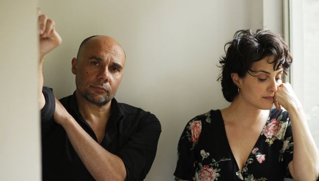 Siempre habla y suena