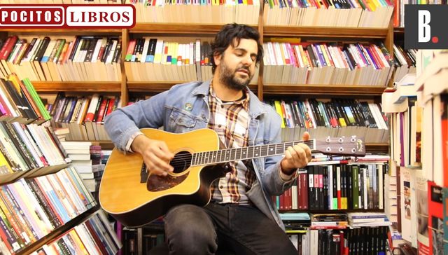 Músicos y anaqueles