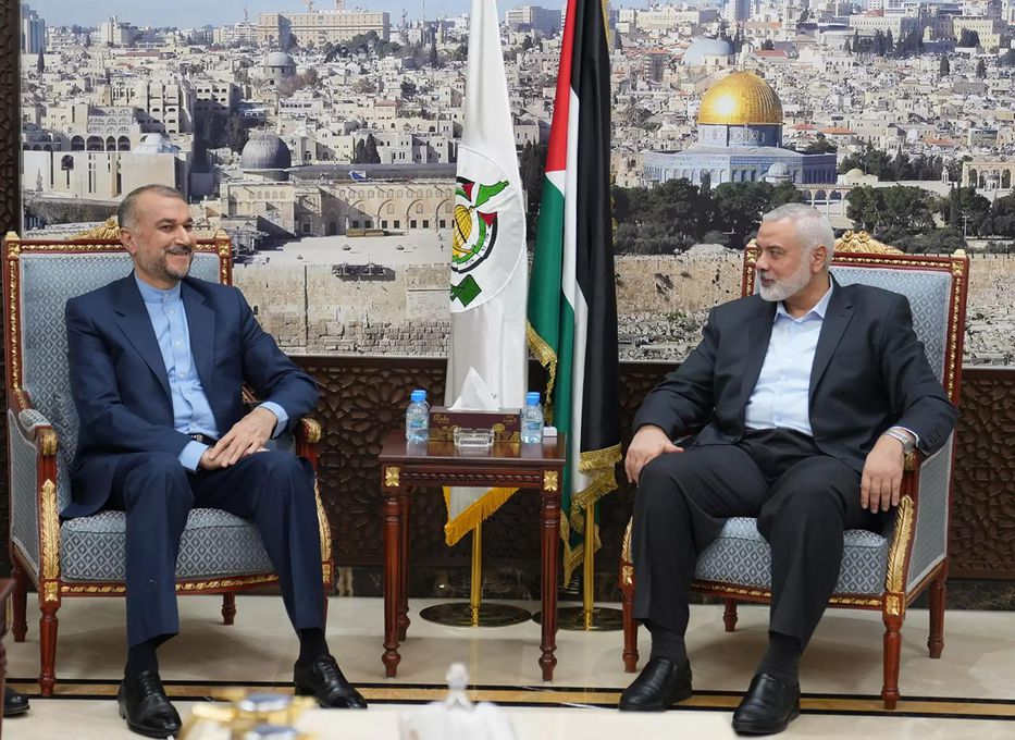 Hosein Amir Abdolahian, ministro de Exteriores iraní, junto al jefe del buró político de Hamás, Ismail Haniya. - Foto: EFE/EPA/Ministerio de Relaciones Exteriores de Irán