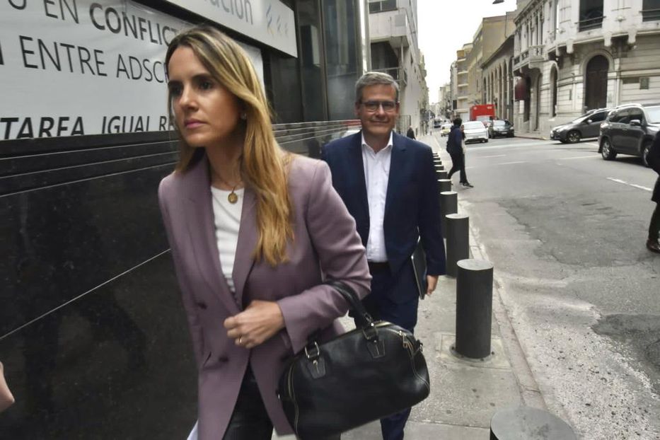 Carolina Ache llegando a declarar junto con su abogado, Jorge Díaz. Foto: Federico Gutiérrez / FocoUy