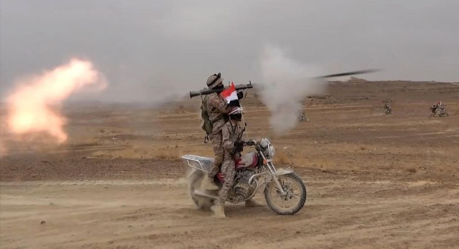 Un miliciano hutí disparando un arma anticarros y con la bandera de Yemen en su motocicleta - EFE/EPA/HOUTHIS MEDIA CENTER