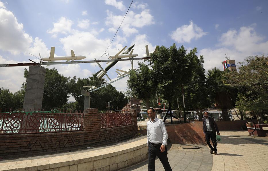 Plaza en Saná, capital de Yemen, donde los hutíes exponen drones y misiles similares a los usados en los ataques a Israel - Foto: EFE/EPA/YAHYA ARHAB
