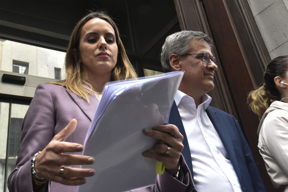 Carolina Ache junto con su abogado, Jorge Díaz. Foto: Federico Gutierrez / FocoUy