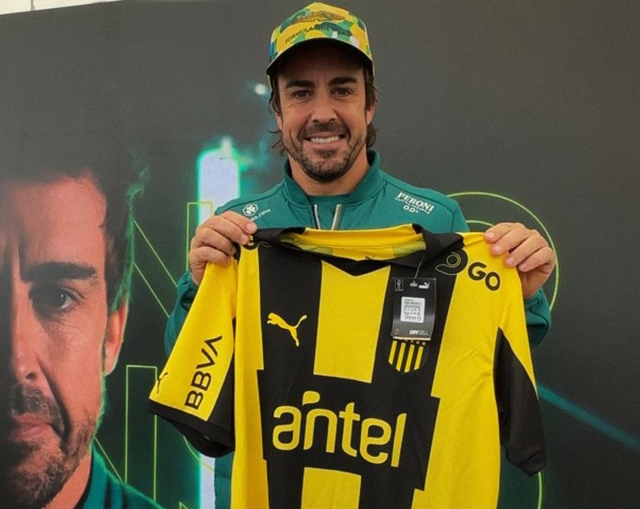 El piloto español Fernando Alonso posó con la camiseta de Peñarol en manos  en Brasil