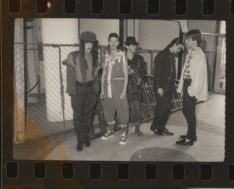 Sesión fotográfica en Galería Libertador, donde estaba el local de ropa punk y new wave Lokure del propio líder de la banda Zona Prohibida (1986). Foto: Facebook de Zona Prohibida