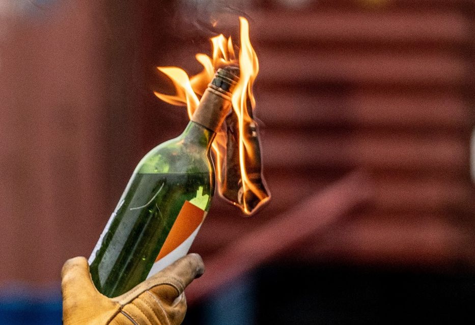 Por un enfrentamiento familiar, tiraron una bomba molotov y dejaron grave a un niño