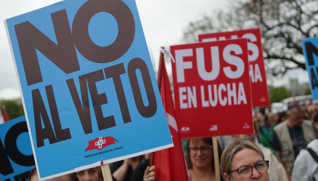 Carteles en mano