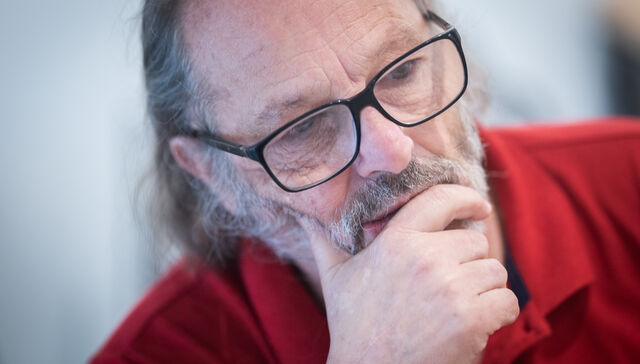 Se va, pero se queda