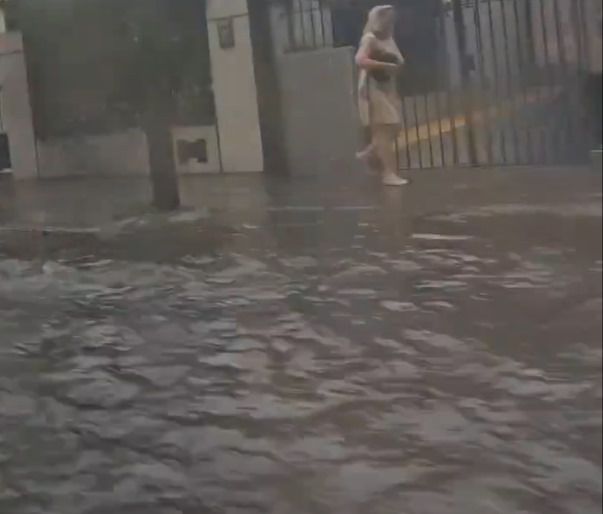 El video de Roselló por las calles inundadas de Pocitos: “Llueve y Montevideo se inunda”