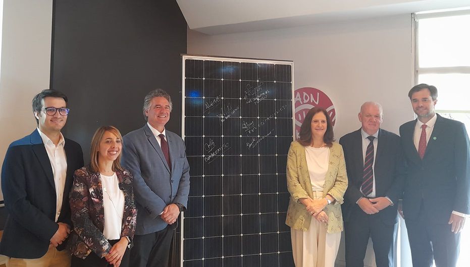 Firma de inauguración en un panel solar. Foto: Montevideo Portal