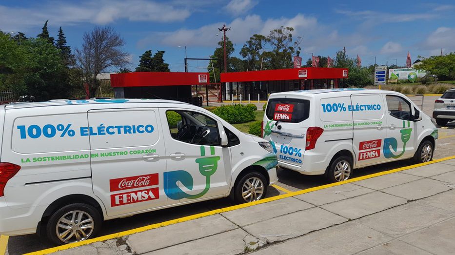 Dos nuevos utilitarios 100% eléctricos de Coca-Cola Femsa. Foto: Montevideo Portal