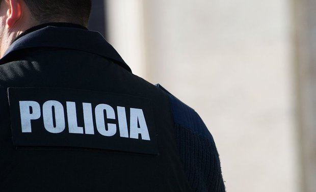 Un argentino se desacató, golpeó autos y mordió a un policía en Maldonado