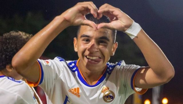 Le tiran los colores