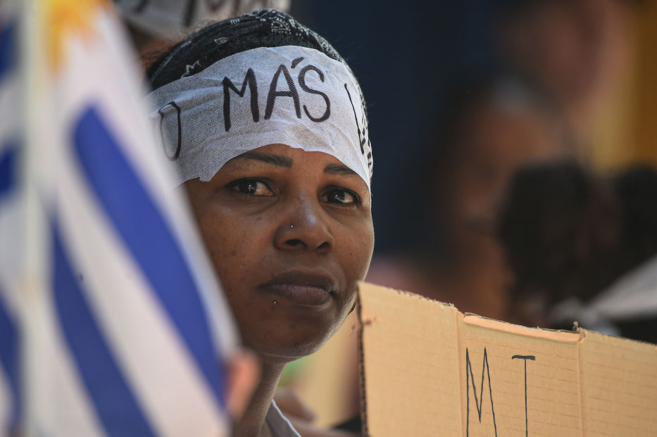 Cubanos en Uruguay reclaman por residencias. Foto: Dante Fernández / FocoUy