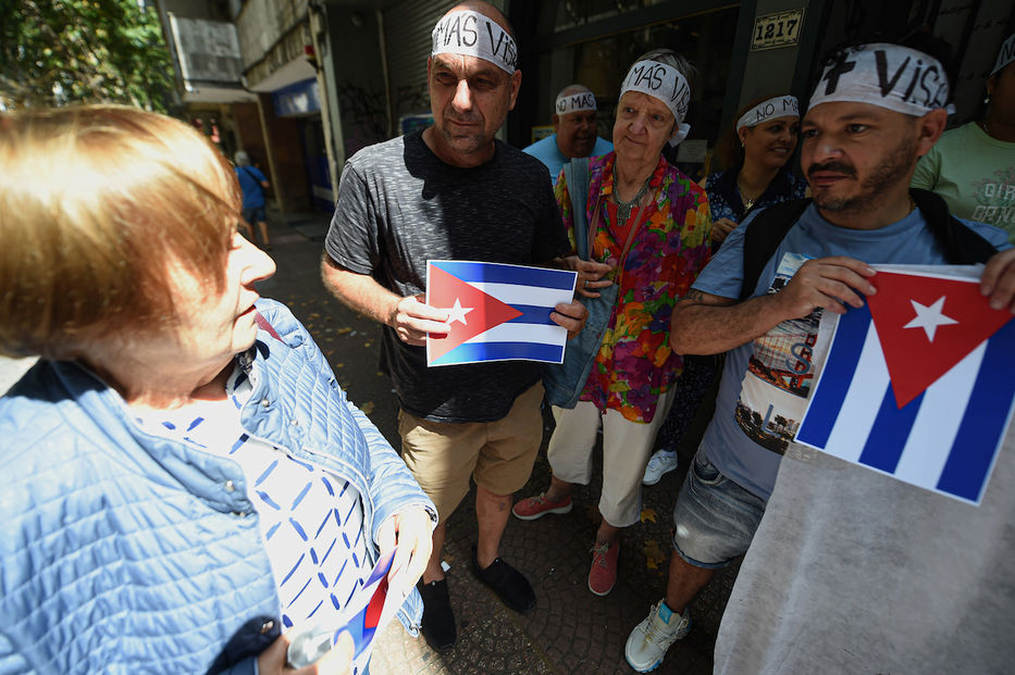 Cubanos en Uruguay reclaman por residencias. Foto: Dante Fernández / FocoUy