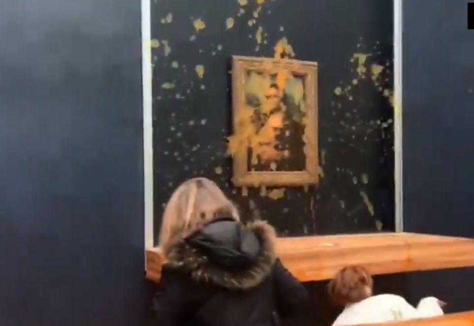 Dos Activistas Tiraron Sopa Al Cuadro De La Mona Lisa En El Museo Del Louvre En París 