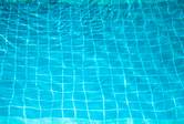 Niña de 2 años está grave tras caerse a una piscina y estar varios minutos debajo del agua