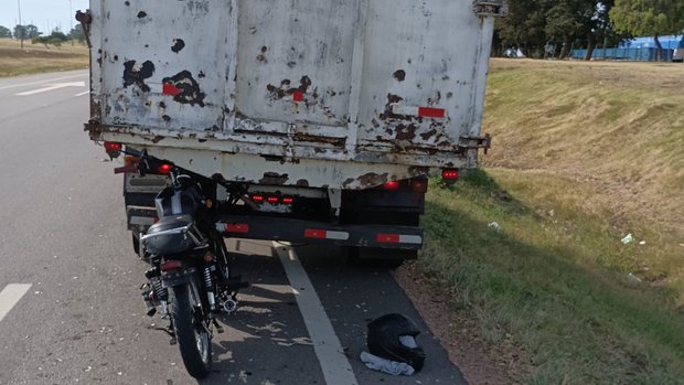 Joven de 22 años sin libreta de conducir murió tras embestir su moto contra un camión