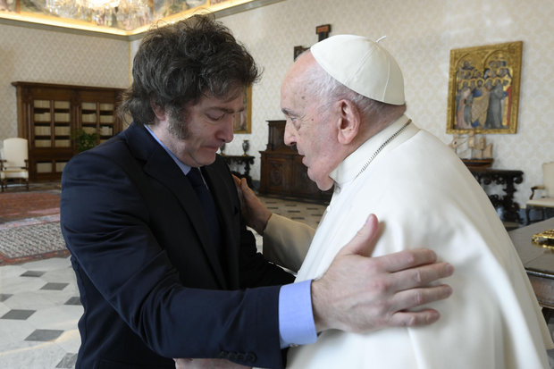 Reunión de Milei y el papa en el Vaticano: de qué hablaron y qué le regaló el presidente