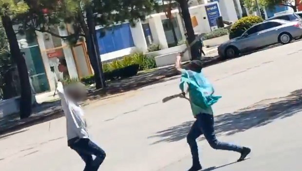 Pelea con machetes y fierros en Carrasco: dos hombres se enfrentaron en la avenida Arocena
