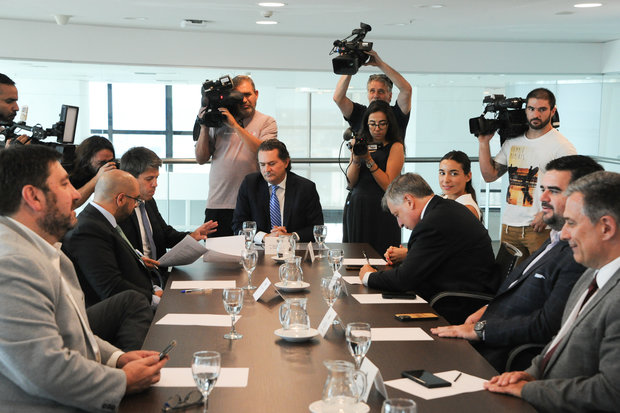 Autoridades del gobierno anterior firmando memorando. Foto: Presidencia de la República.