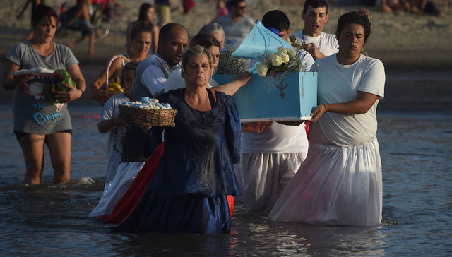 A la que renace de las aguas