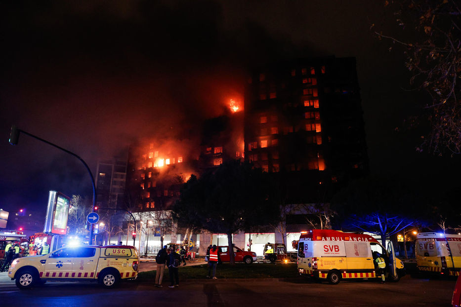 Incendio en edificio de Valencia. Foto: Manuel Bruque / EFE