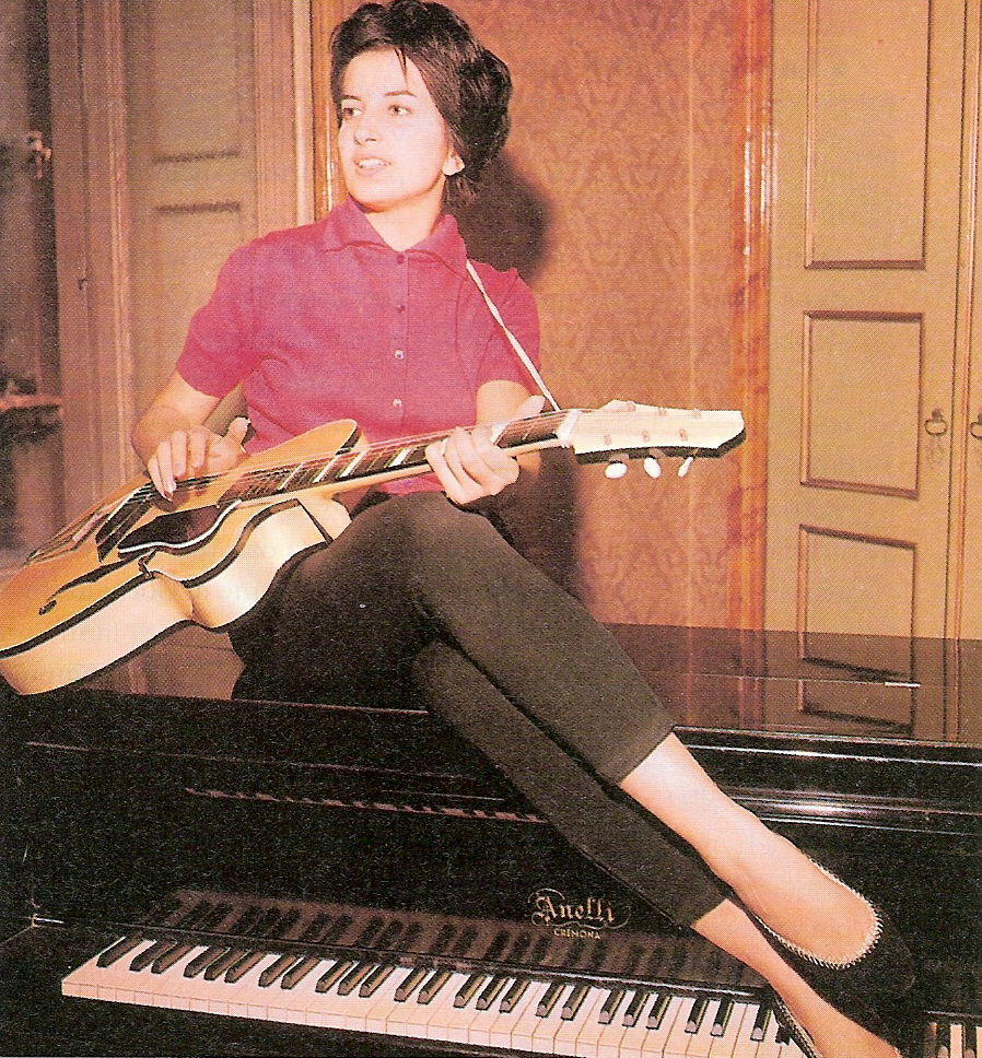 Mina con su piano Anelli y una guitarra Giemmei en su casa de Cremona, 1959. Foto: Fetishguitars